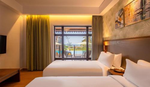 Deluxe Room - Partial Sea View: Complimentary Minibar on the day of arrival ; Welcome drink on arrival ; Complimentary Hi-Tea every evening  
