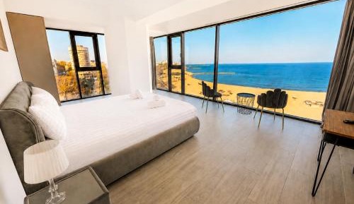 Frontal Sea View Apartment – 8A (8th Floor)