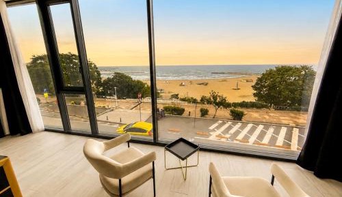 Frontal Sea View Deluxe Apartment – VIP (1st Floor)