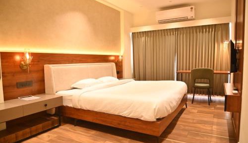 Deluxe Double Room (2 Adults + 1 Child)