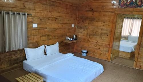 Deluxe Double Room (2 Adults + 1 Child)