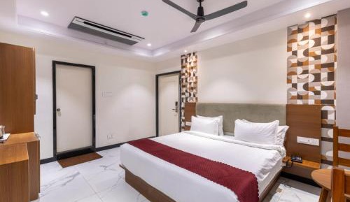 Deluxe Double Room with Side Sea View