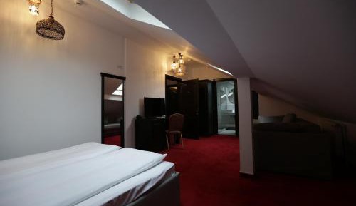 Deluxe Room (2 Adults + 1 Child)