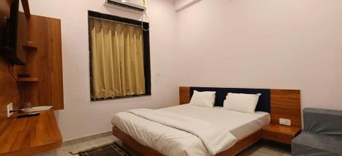 Deluxe Room (2 Adults + 1 Child)