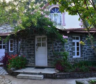 Deluxe Double Room (2 Adults + 1 Child)