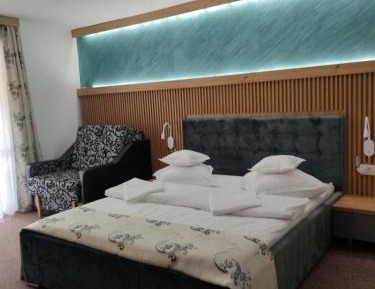 Deluxe Room (2 Adults + 1 Child)