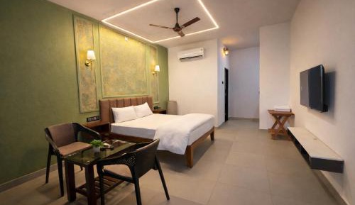 Deluxe Double Room (2 Adults + 1 Child)