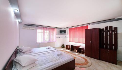 Deluxe Room (2 Adults + 1 Child)
