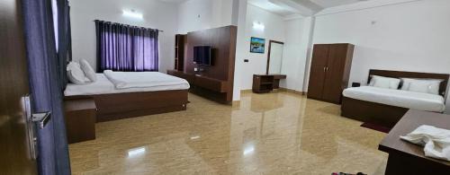 King Suite with Pool View