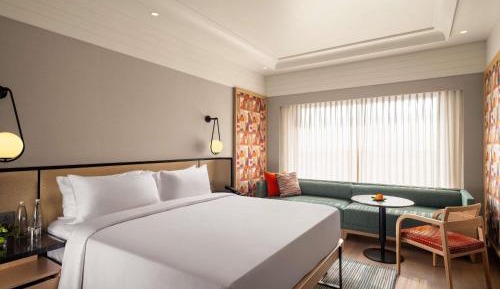 Superior Club Room 1 King Bed - Lounge Access with Cocktails