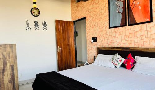 Deluxe Double Room (2 Adults + 1 Child)