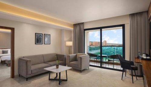Fern Classic King Suite with Sofa Bed and City View