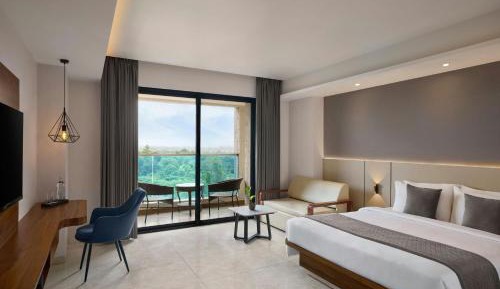 Winter Green King Room with Sofa Bed and City View