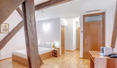Double Room with Queen Size Bed