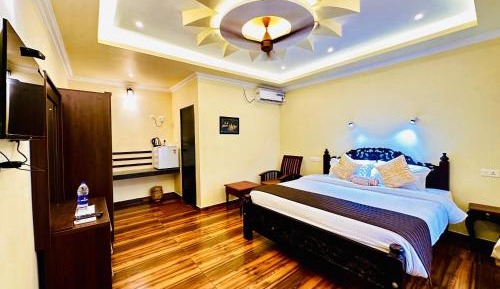 Deluxe Double Room with Side Sea View