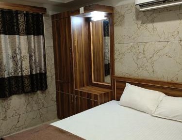 Deluxe Double Room (2 Adults + 1 Child)