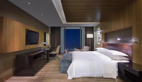 One-Bedroom King Suite - Club Lounge Access