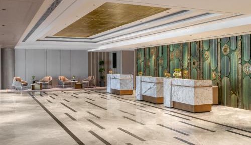 Luxury Room Airport View King Bed
