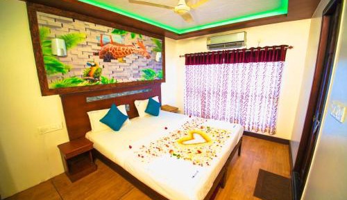 4 Bedroom Houseboat