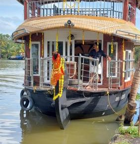3 Bedroom Houseboat