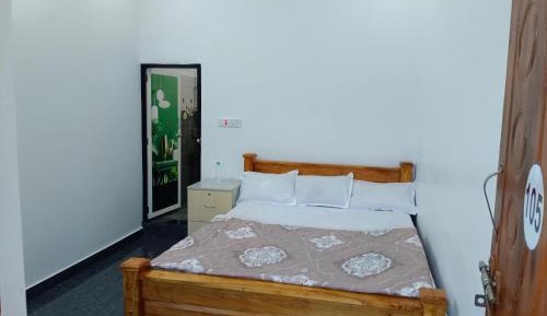 Deluxe Double Room (2 Adults + 1 Child)