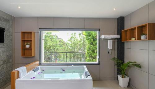 Timeless Jacuzzi Suite with 10% off on 1 session of 60 mins couple's Spa, Complimentary Hi-Tea, Early Check-In upto 2 hours (subject to availability)