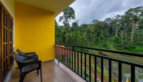 Bed in 6 Bed Mixed Dormitory with Balcony and Rainforest View