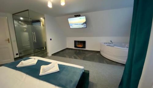 Queen Room with Spa Bath