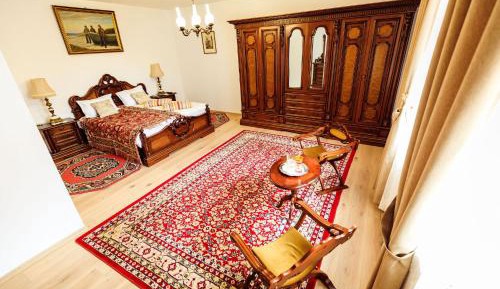 Deluxe Queen Suite