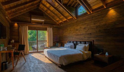 King Room with Balcony - 20% off on F&B, 20% off on Spa and Laundry, Happy Hours from 11 AM to 7 PM
