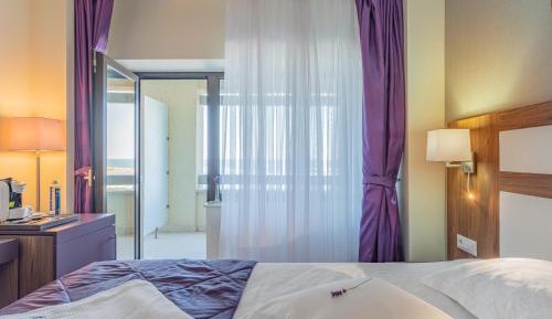 Deluxe Double Room with Balcony and Partial Sea View