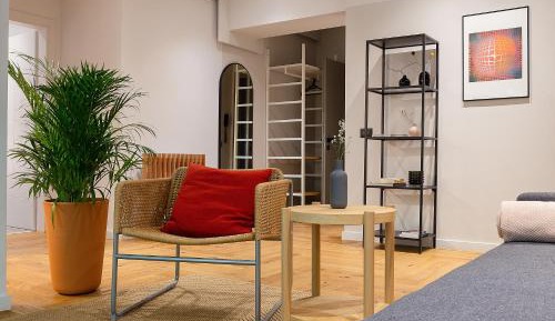 Deluxe One-Bedroom Apartment