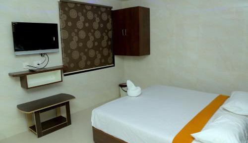 Deluxe Double Room (2 Adults + 1 Child) (INR 100 discount on Sightseeing Tour + Free Linen Change Subject to Availability + Guaranteed Early Check-in/Late Check-out)