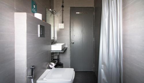 Bed in 4-Bed Mixed Dormitory Room with Shared Bathroom