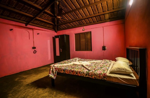 Satara Hotel | Cozy Basic Room in A Picturesque Wada 11