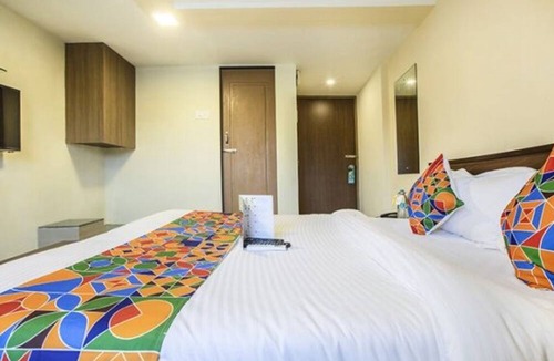 Kurla West Hotel | FabHotel Silver Lake
