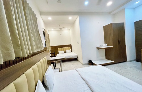 Ujjain Hotel | Hotel Govindam Inn - near Temple
