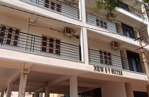 Yelahanka House | Spacious Bedroom hotel with AC and Free Wi-Fi in vibrant Bengaluru