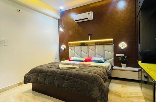 Chanda Nagar Apartment | Luxurious Garden-View Duplex in Hyderabad,4-bedroom with AC, WIFI
