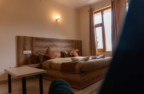 Bhagsu Nag Hotel | Winter Stone