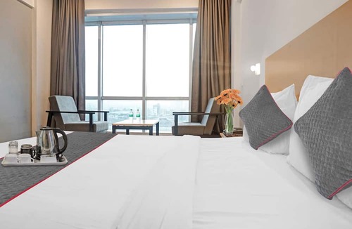 Tathawade Hotel | Super OYO Townhouse 100 Somani TC