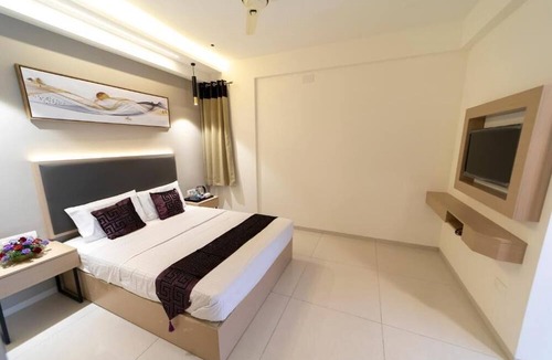 Kalasipalya Hotel | Collection O Hotel Metro Park