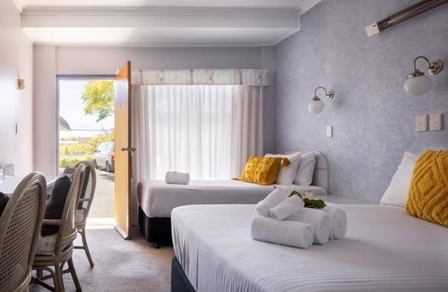 Tuncurry Hotel | South Pacific Palms Motor Inn