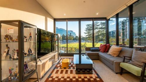 North Ryde Apartment | North Ryde 2BR Study, Metro, Parking, Pool
