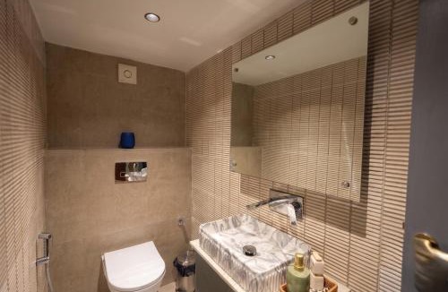 Panch Batti House | Modern 3BHK Bathtub, Bar & Balcony