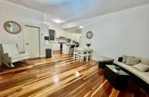 Brighton-le-Sands House | Easy Beach Stay Large Room Near Beach and Airport