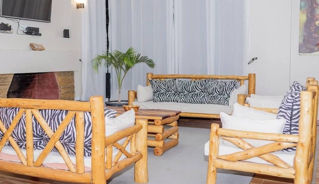 Lux Suites Enkarsis Bungalow Kisaju in Kitengela