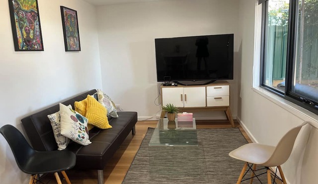 New and cozy entire 3 bedroom guesthouse free parking in Florey