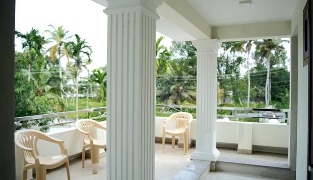 Lakeshore Premier Serviced Villa - Professionally serviced, near Vembanad Lake!