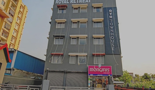 Super OYO Townhouse 75779 The Royal